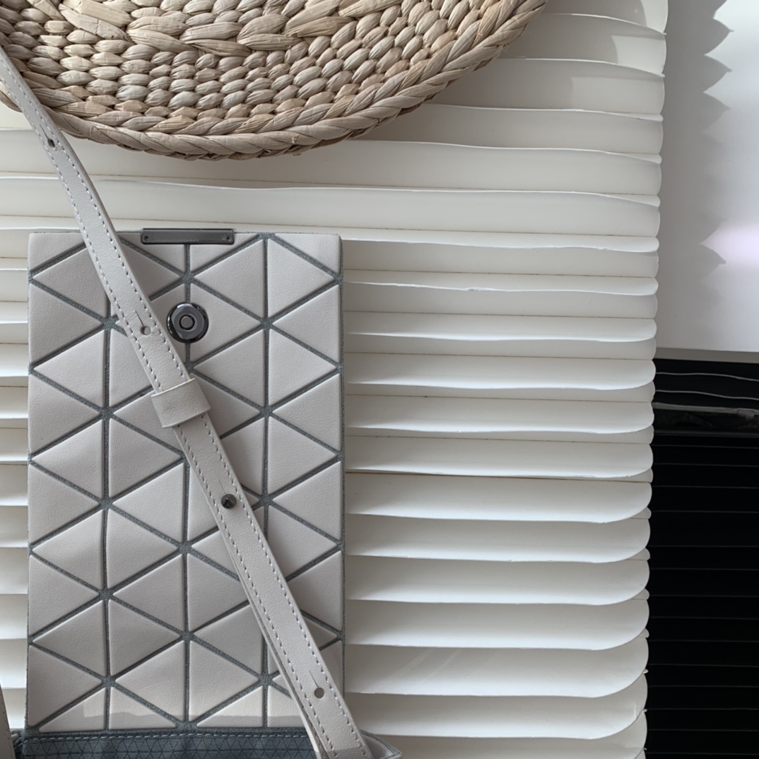 三宅一生｜ISSEY MIYAKE 翻盖水晶包BB03-AG282