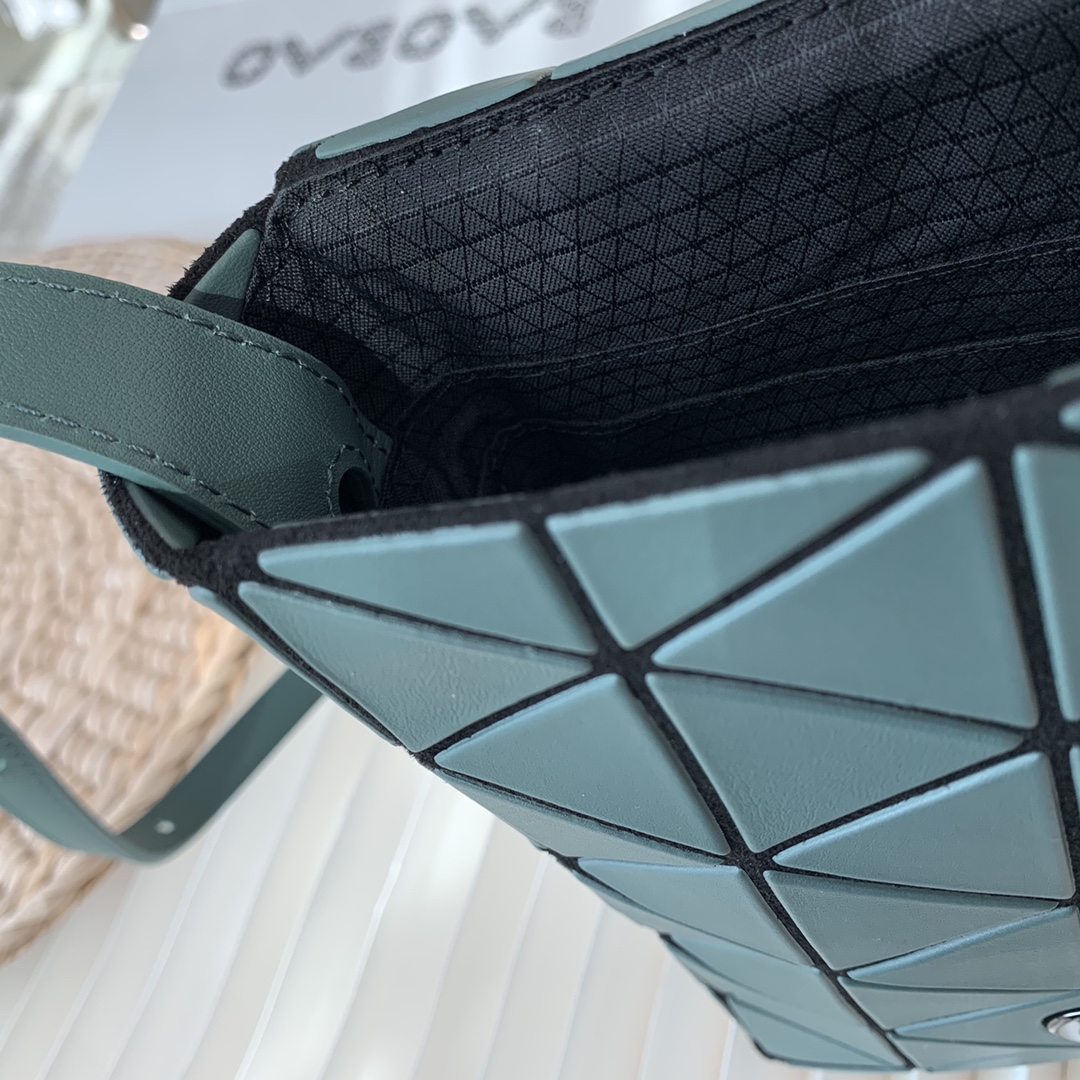 三宅一生｜ISSEY MIYAKE 翻盖水晶包BB03-AG282