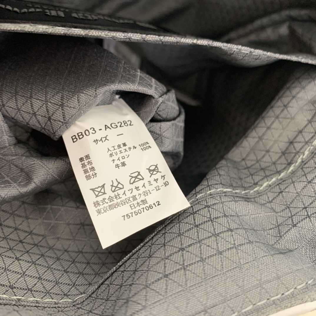 三宅一生｜ISSEY MIYAKE 翻盖水晶包BB03-AG282