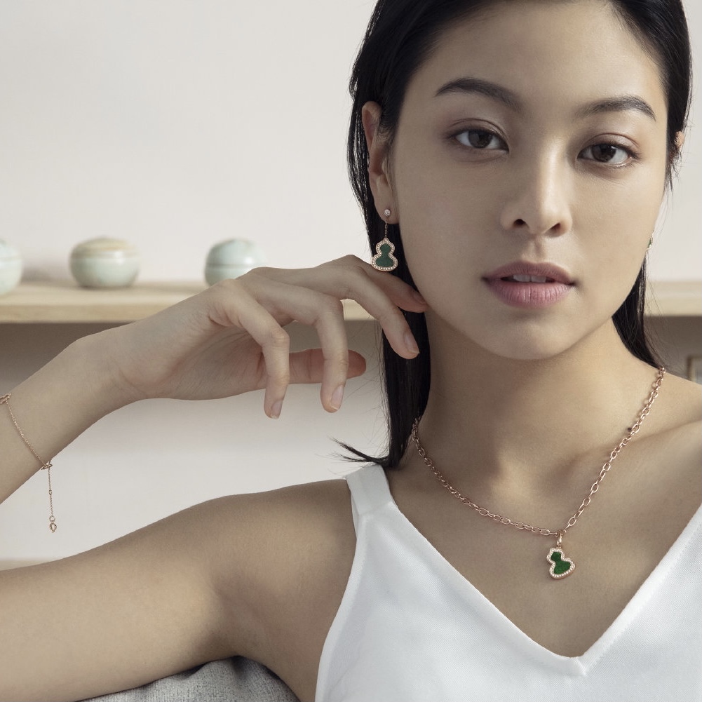 NO:631130,There are many top-body pictures of celebrities, single earrings, exquisite and smart, the small gourds are also very special~elegant little woman~ single gourd earrings, earrings, Cartier high-end jewelry19860909超多明星上身图,单只耳坠,精致灵动,小葫芦也很特别～优雅小女人～ 葫芦耳环单只款,,earrings,卡迪亚高端饰品,Jewelry