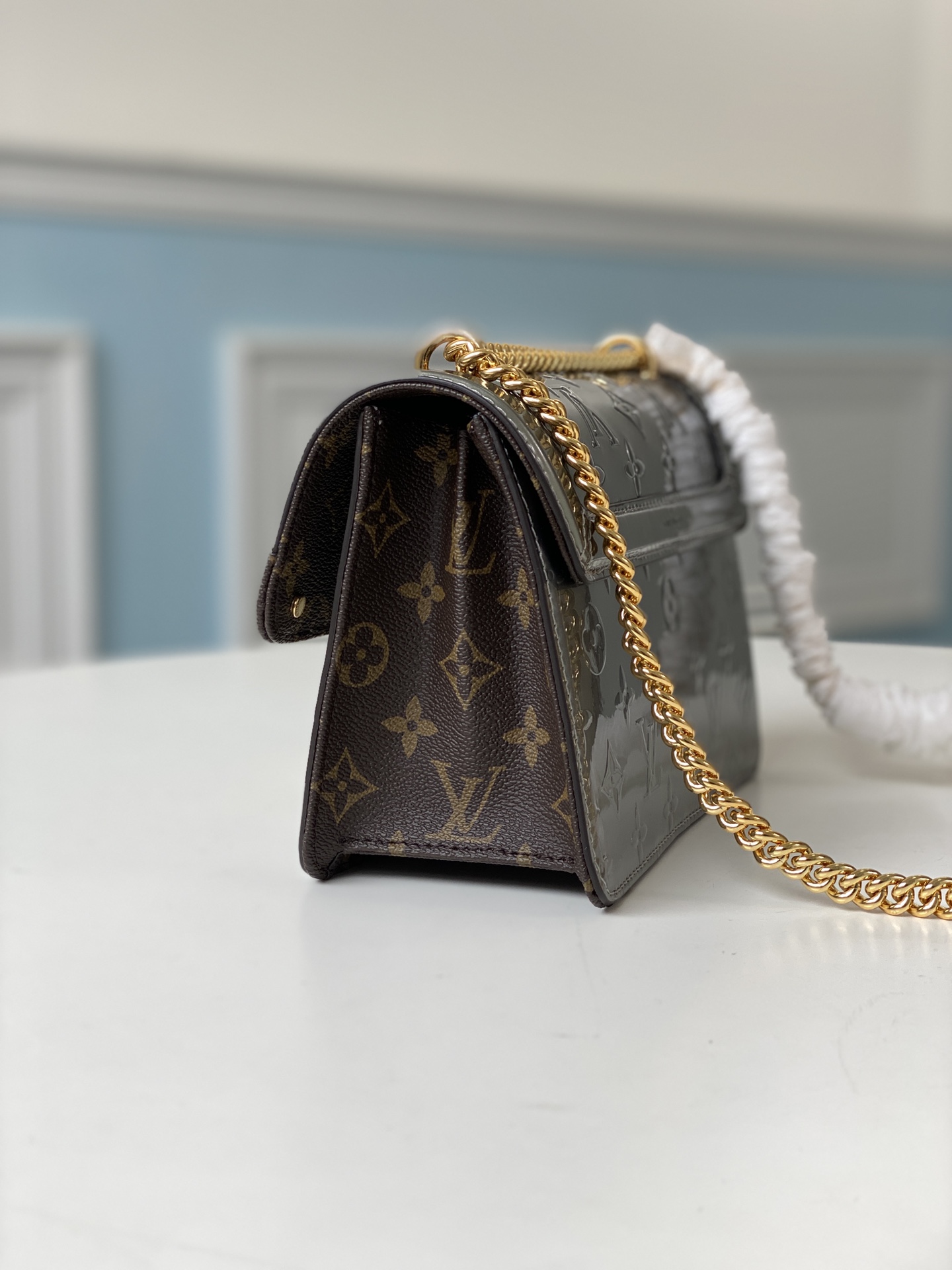 顶级原厂 M90516 本款 Wynwood 链条包取材闪耀金属光泽的 Monogram Vernis 皮革和 Monogram 帆布饰边 2