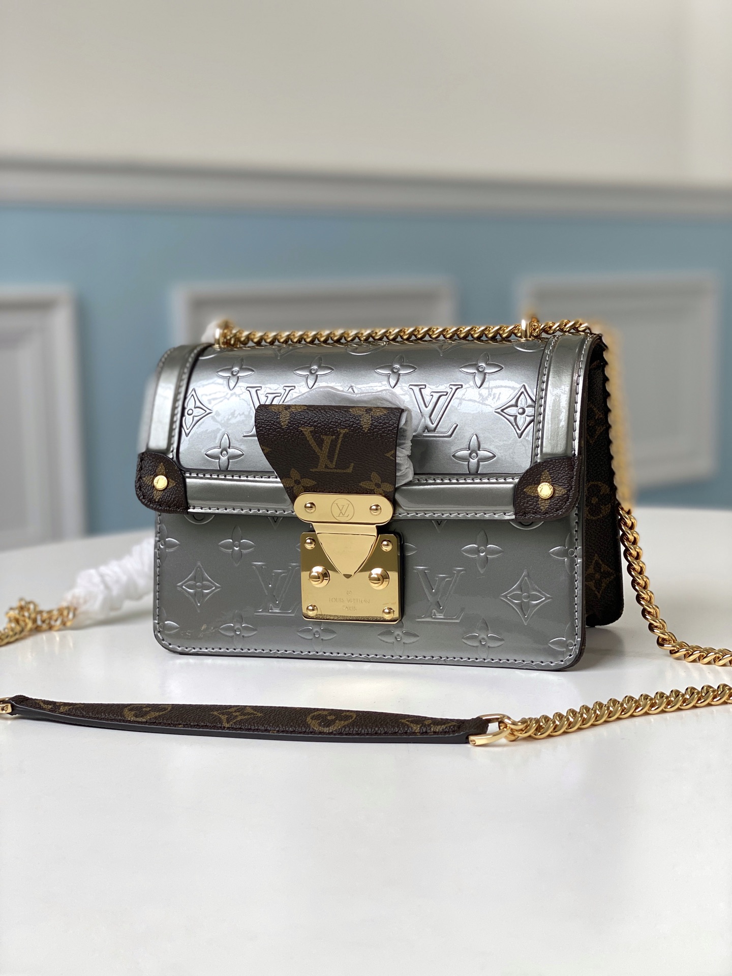 the Wynwood chain bag is accented with an S-lock closure inspired by - Bag