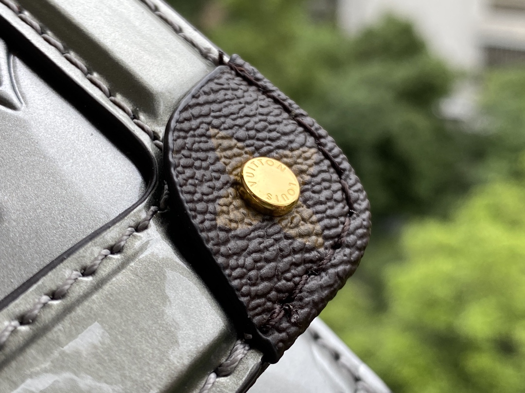 顶级原厂 M90516 本款 Wynwood 链条包取材闪耀金属光泽的 Monogram Vernis 皮革和 Monogram 帆布饰边 7