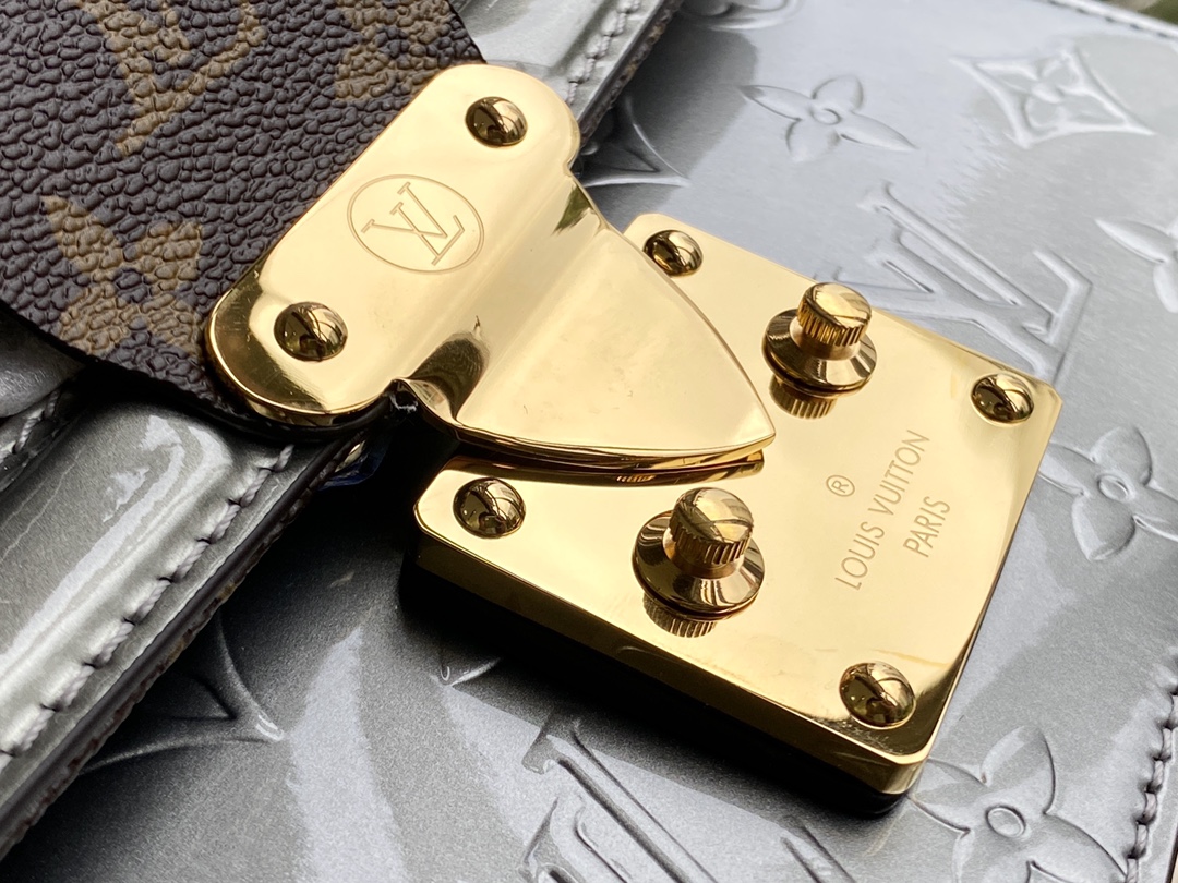 顶级原厂 M90516 本款 Wynwood 链条包取材闪耀金属光泽的 Monogram Vernis 皮革和 Monogram 帆布饰边 5