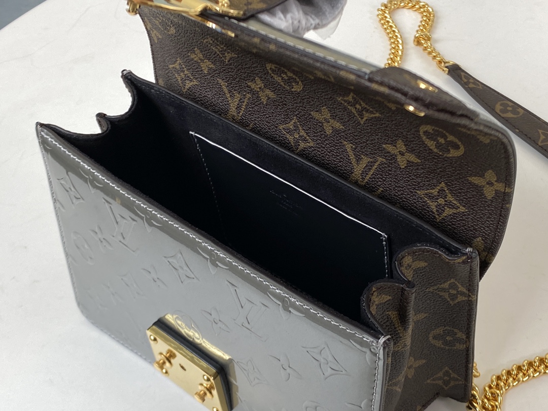 顶级原厂 M90516 本款 Wynwood 链条包取材闪耀金属光泽的 Monogram Vernis 皮革和 Monogram 帆布饰边 8