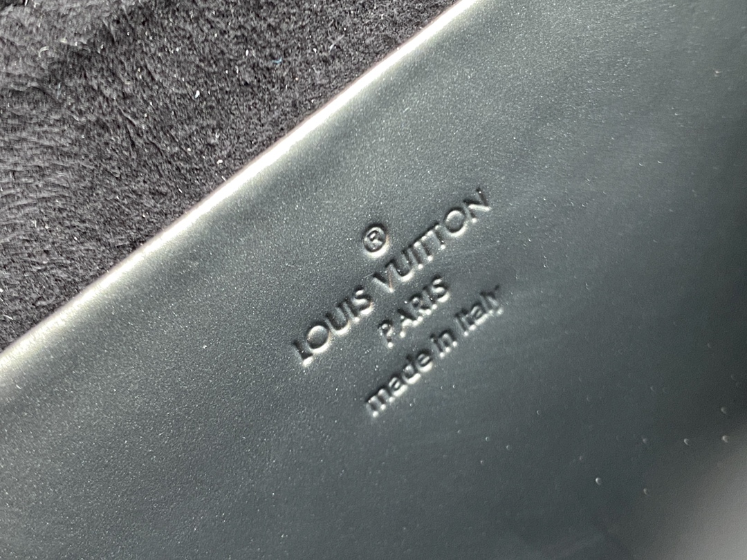 顶级原厂 M90516 本款 Wynwood 链条包取材闪耀金属光泽的 Monogram Vernis 皮革和 Monogram 帆布饰边 9