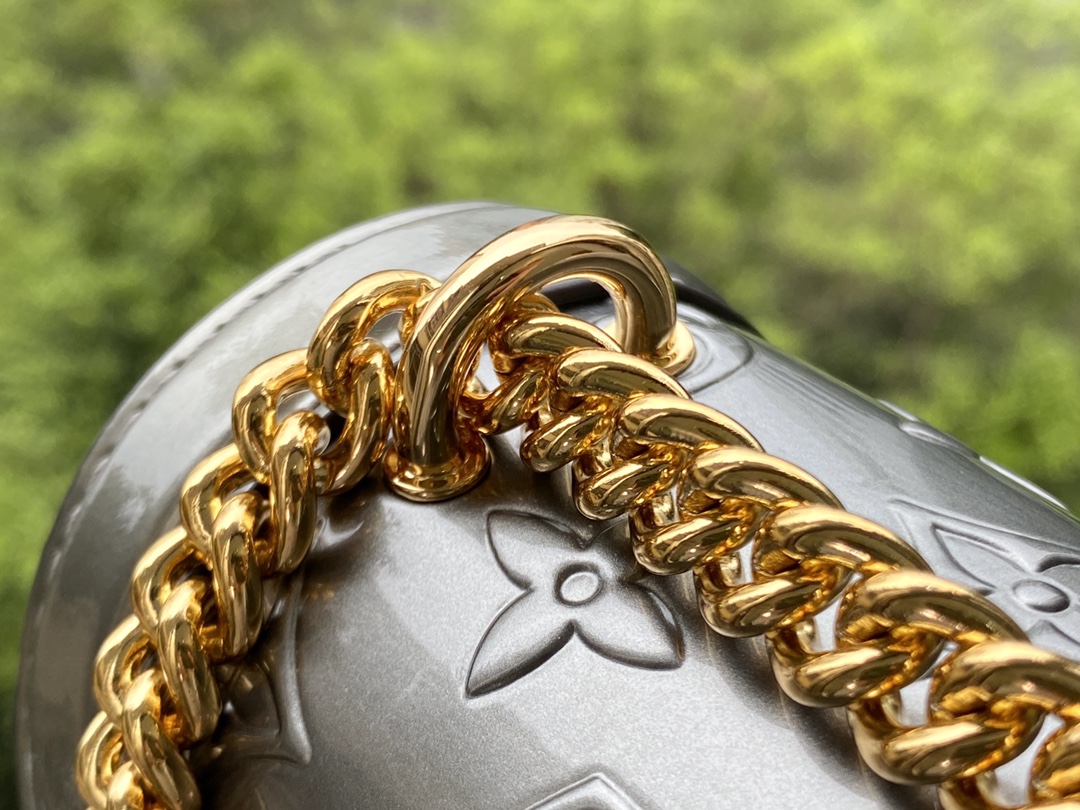 顶级原厂 M90516 本款 Wynwood 链条包取材闪耀金属光泽的 Monogram Vernis 皮革和 Monogram 帆布饰边 6