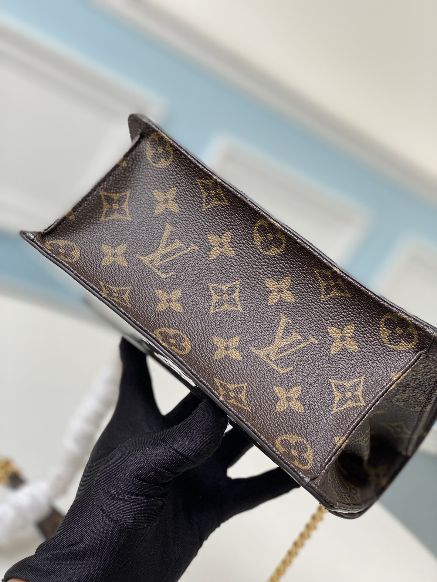 顶级原厂 M90516 本款 Wynwood 链条包取材闪耀金属光泽的 Monogram Vernis 皮革和 Monogram 帆布饰边 4