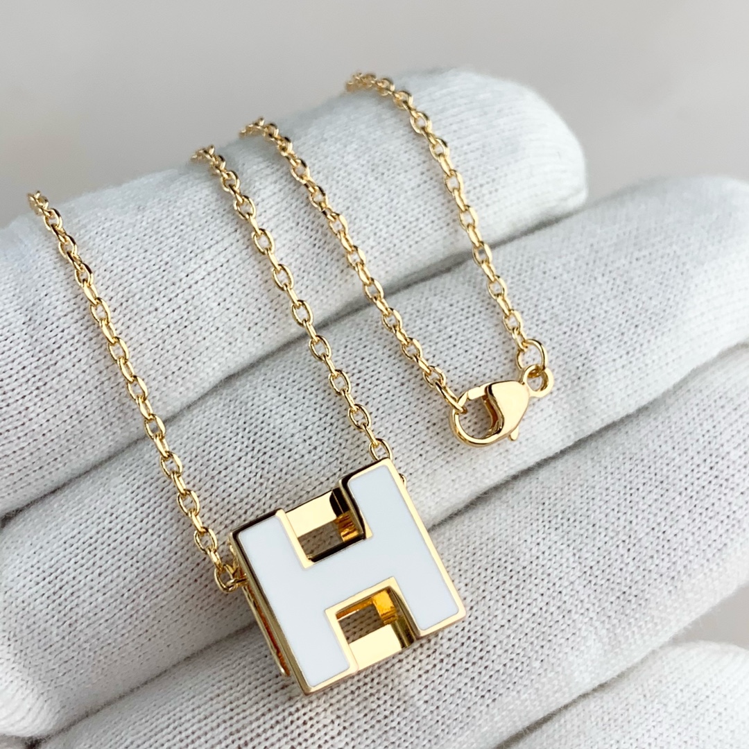 Hermes Jewelry Necklaces & Pendants Gold Yellow CNC Process