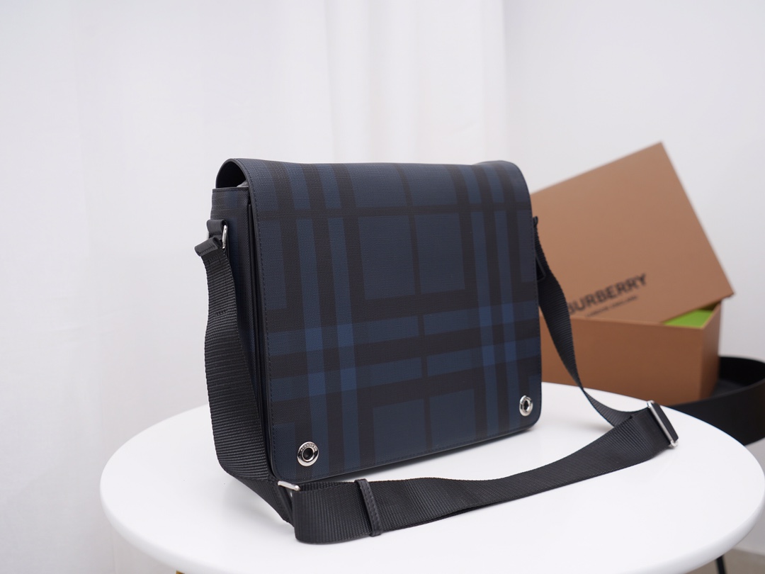 Burberry 最新 完美 鼠货 B家纯原双扣男士纹男士邮差包，最新颜色，黑灰格搭配小牛皮，轻便耐用