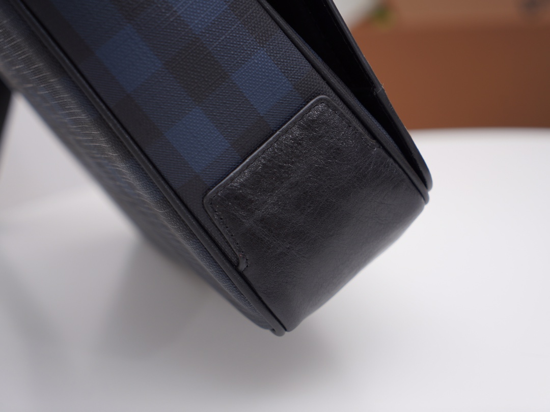 Burberry 最新 完美 鼠货 B家纯原双扣男士纹男士邮差包，最新颜色，黑灰格搭配小牛皮，轻便耐用