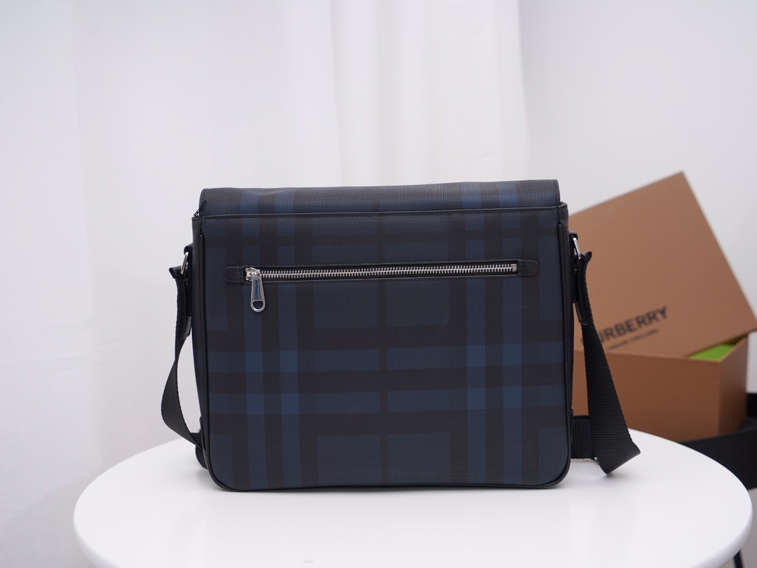 Burberry 最新 完美 鼠货 B家纯原双扣男士纹男士邮差包，最新颜色，黑灰格搭配小牛皮，轻便耐用