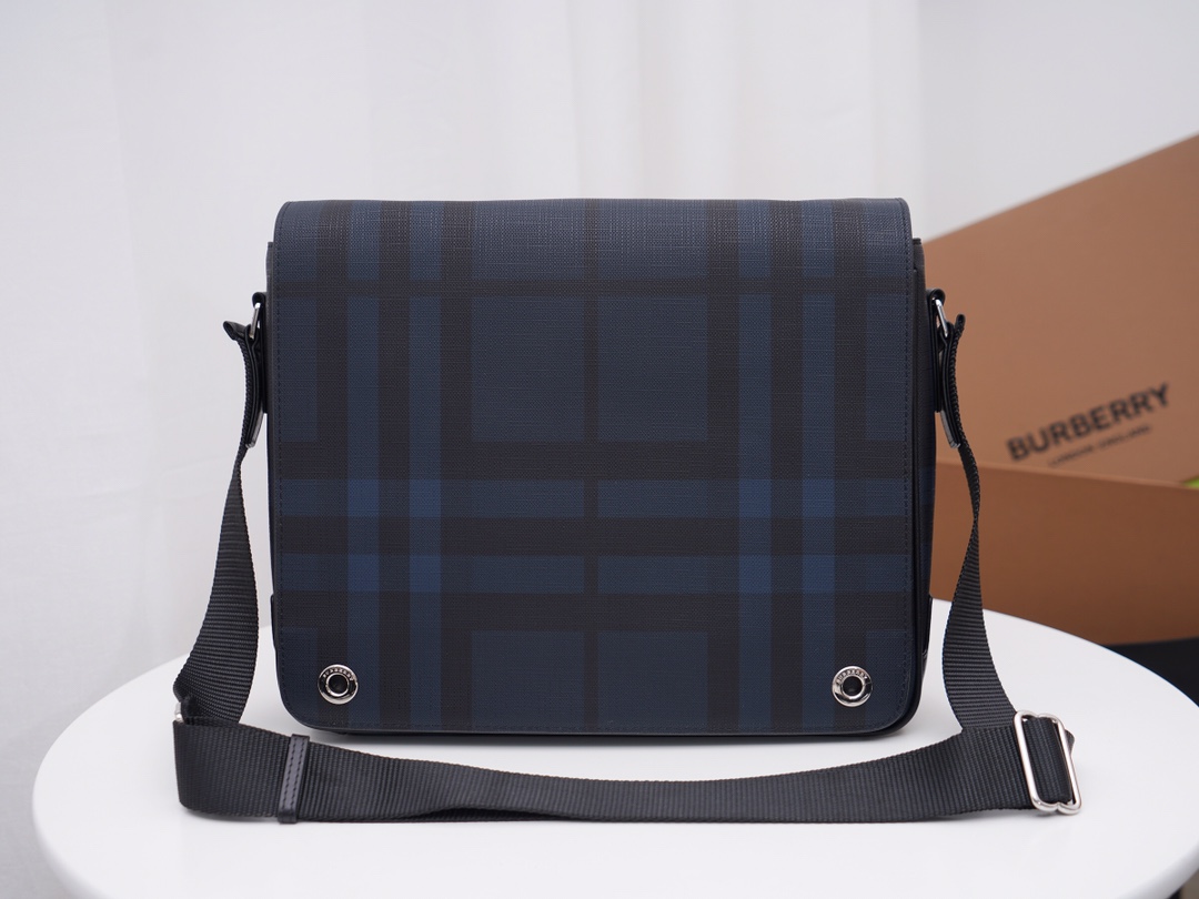 Burberry 最新 完美 鼠货 B家纯原双扣男士纹男士邮差包，最新颜色，黑灰格搭配小牛皮，轻便耐用