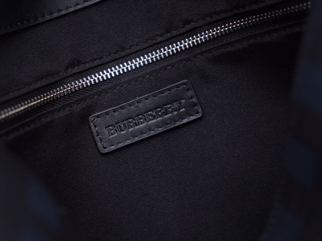 Burberry 最新 B家纯原双扣男士纹男士邮差包，格纹黑灰搭配小牛皮，轻便耐用