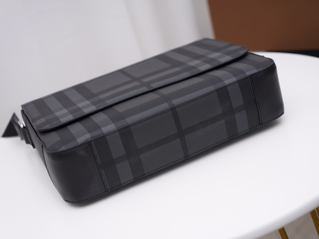 Burberry 最新 B家纯原双扣男士纹男士邮差包，格纹黑灰搭配小牛皮，轻便耐用