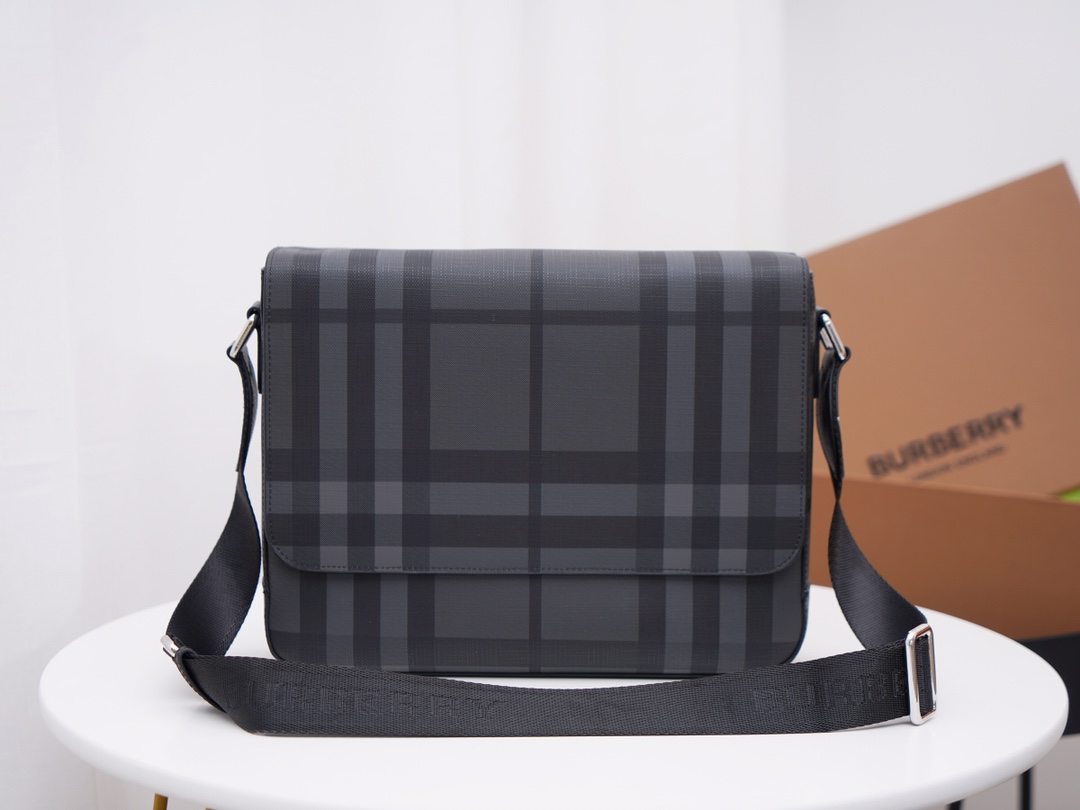 Burberry 最新 B家纯原双扣男士纹男士邮差包，格纹黑灰搭配小牛皮，轻便耐用