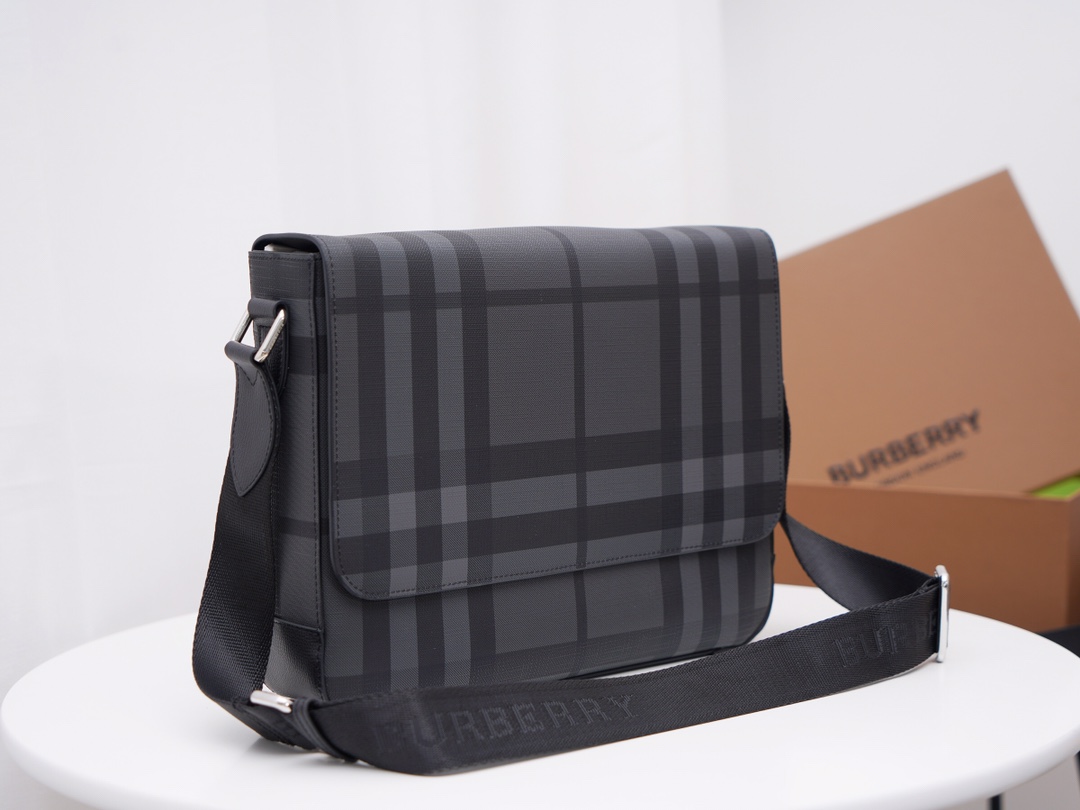 Burberry 最新 B家纯原双扣男士纹男士邮差包，格纹黑灰搭配小牛皮，轻便耐用