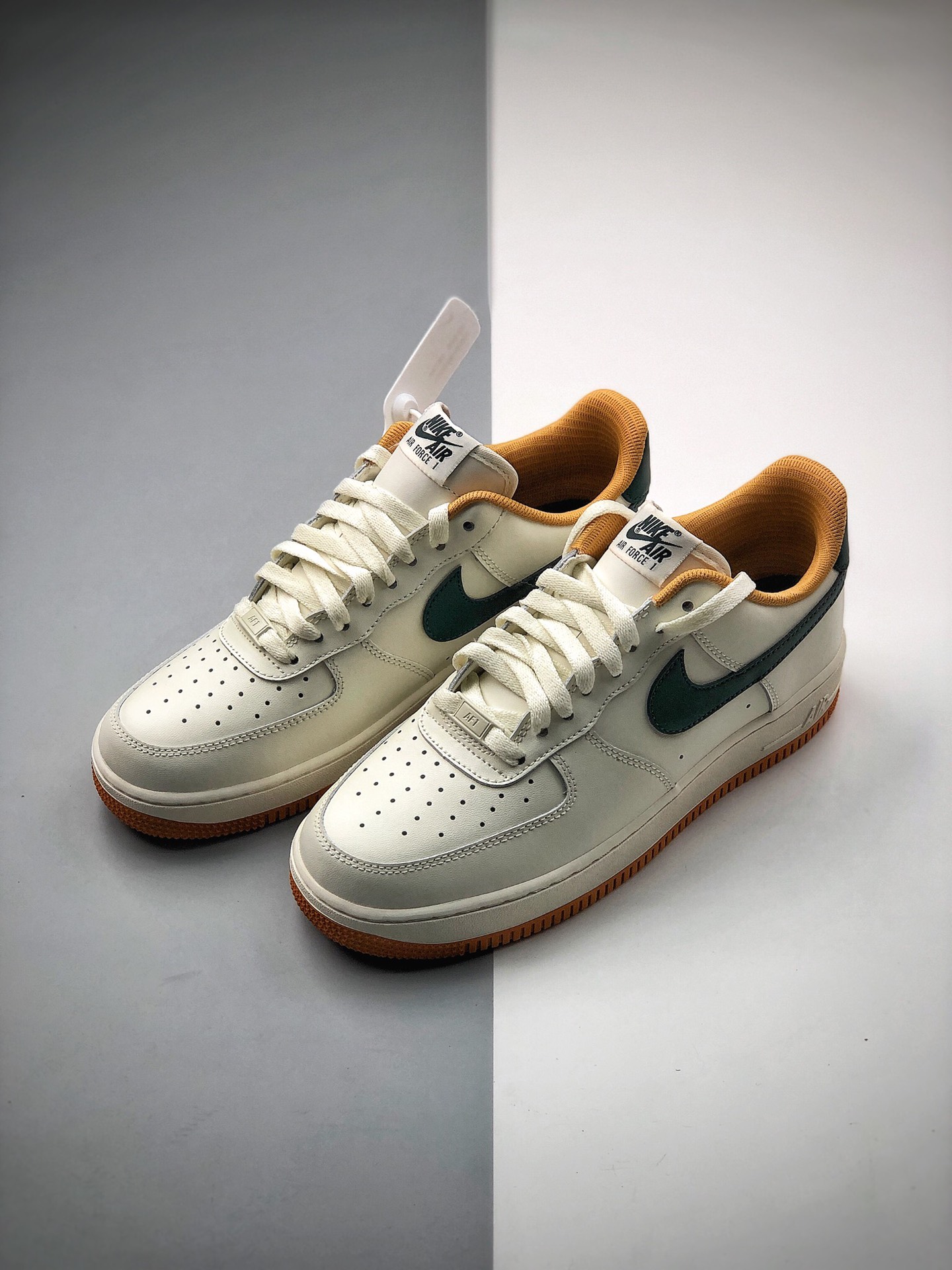 200 Nike 空军一号运动休闲板鞋  货号：CJ6065-600