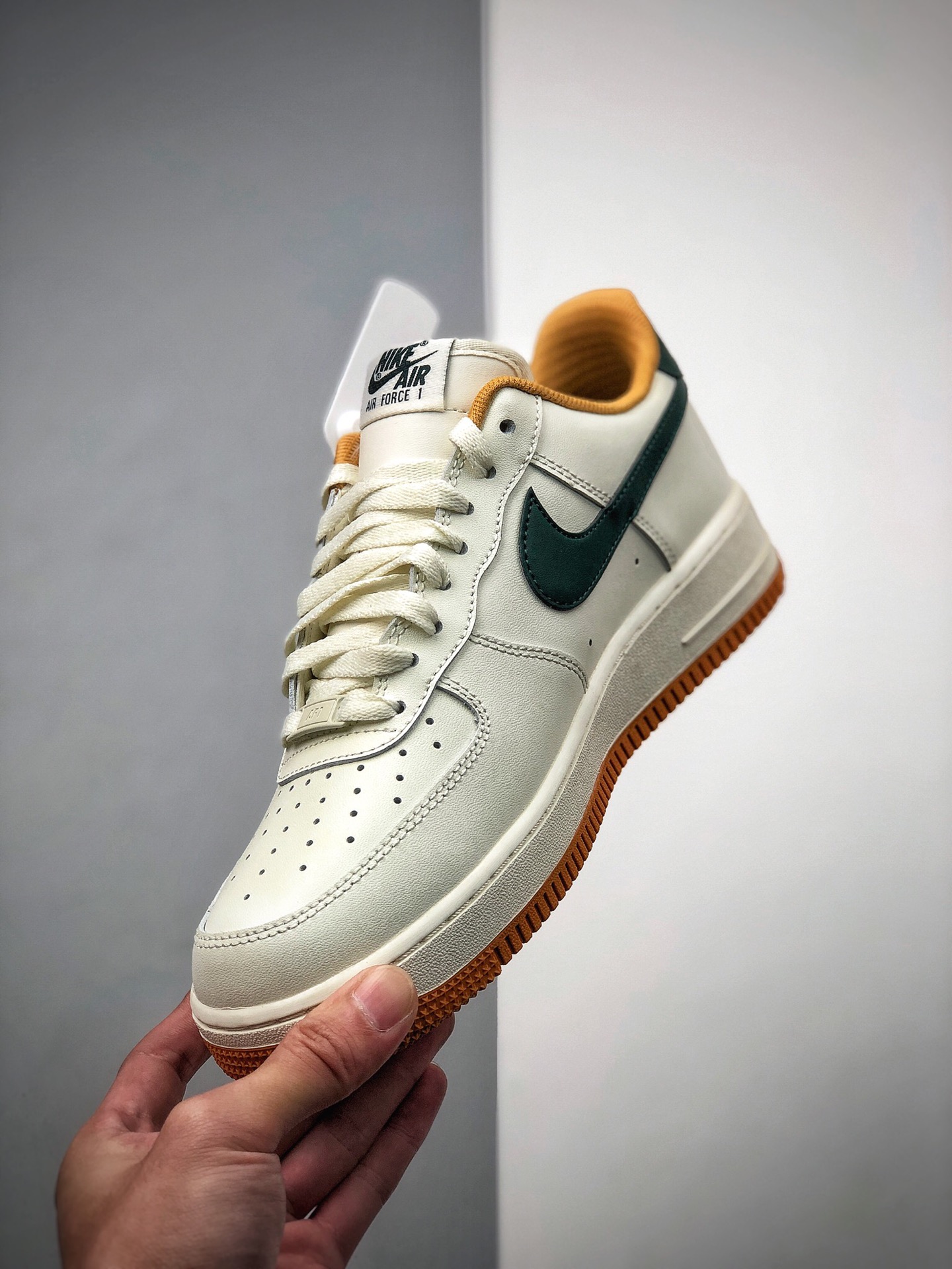200 Nike 空军一号运动休闲板鞋  货号：CJ6065-600