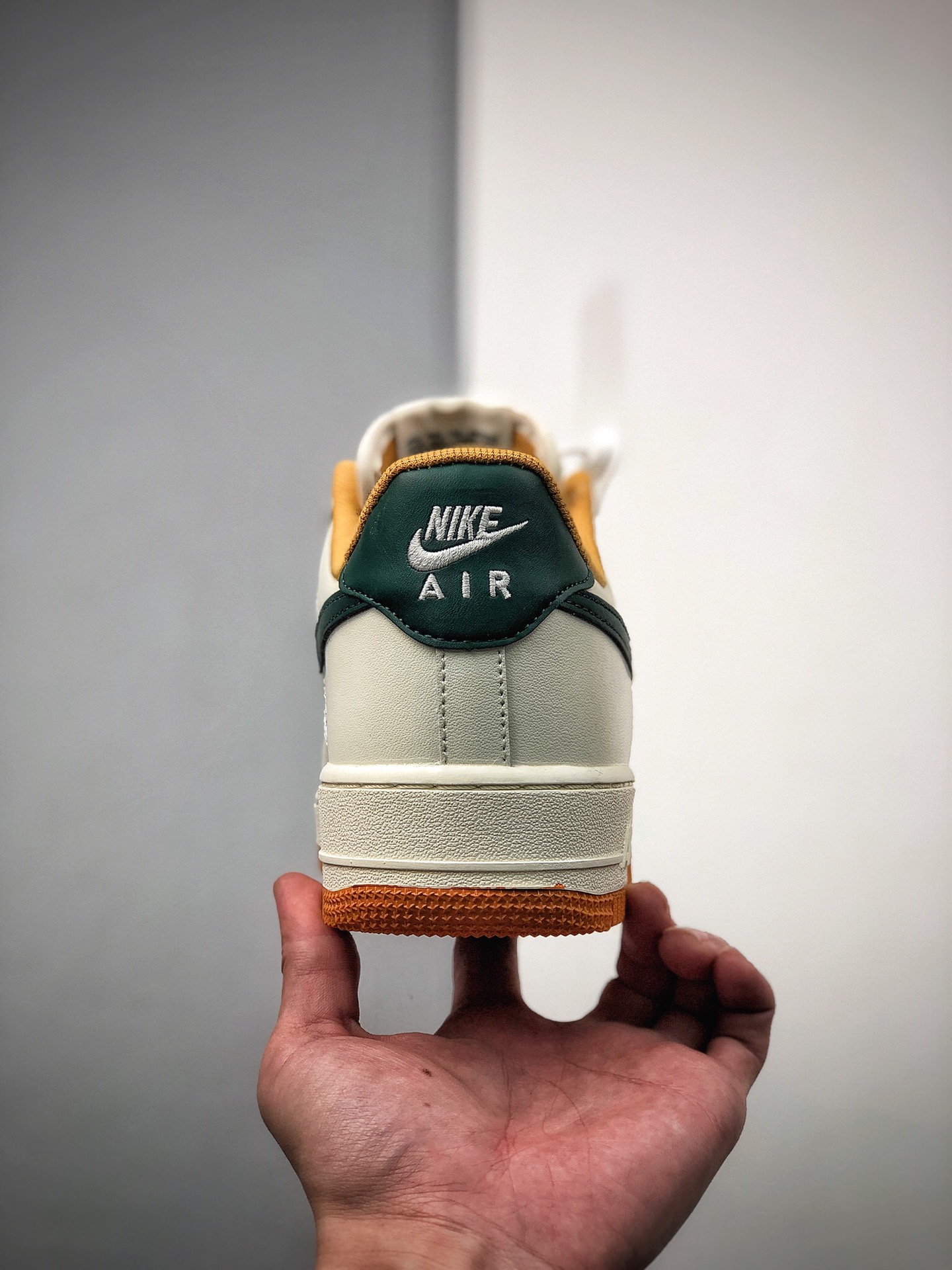 200 Nike 空军一号运动休闲板鞋  货号：CJ6065-600