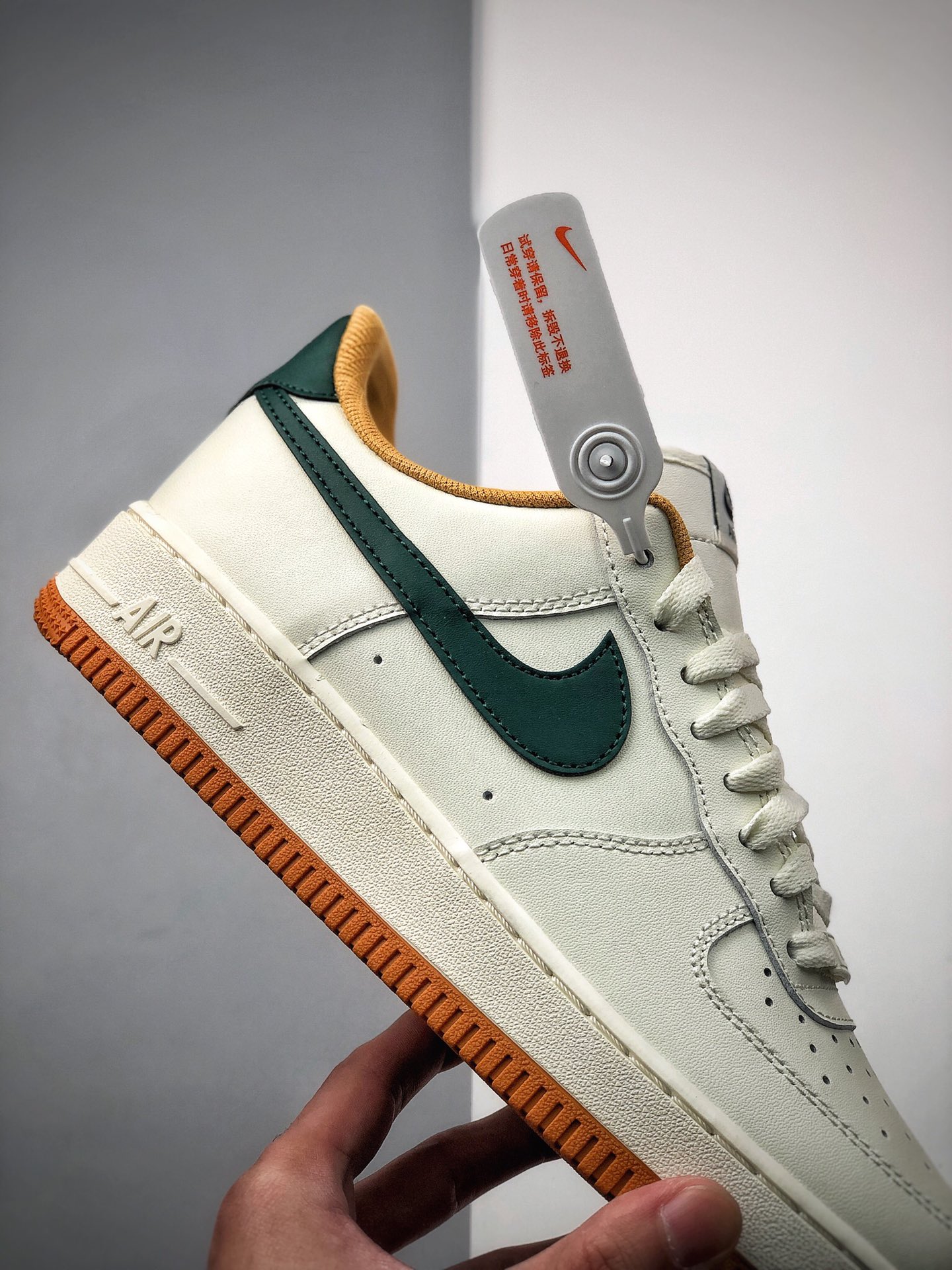 200 Nike 空军一号运动休闲板鞋  货号：CJ6065-600