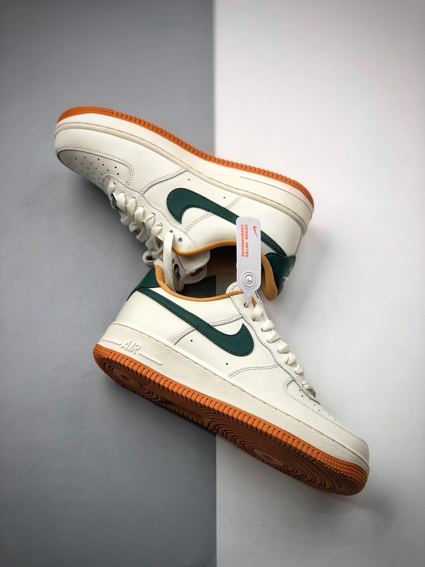 200 Nike 空军一号运动休闲板鞋  货号：CJ6065-600