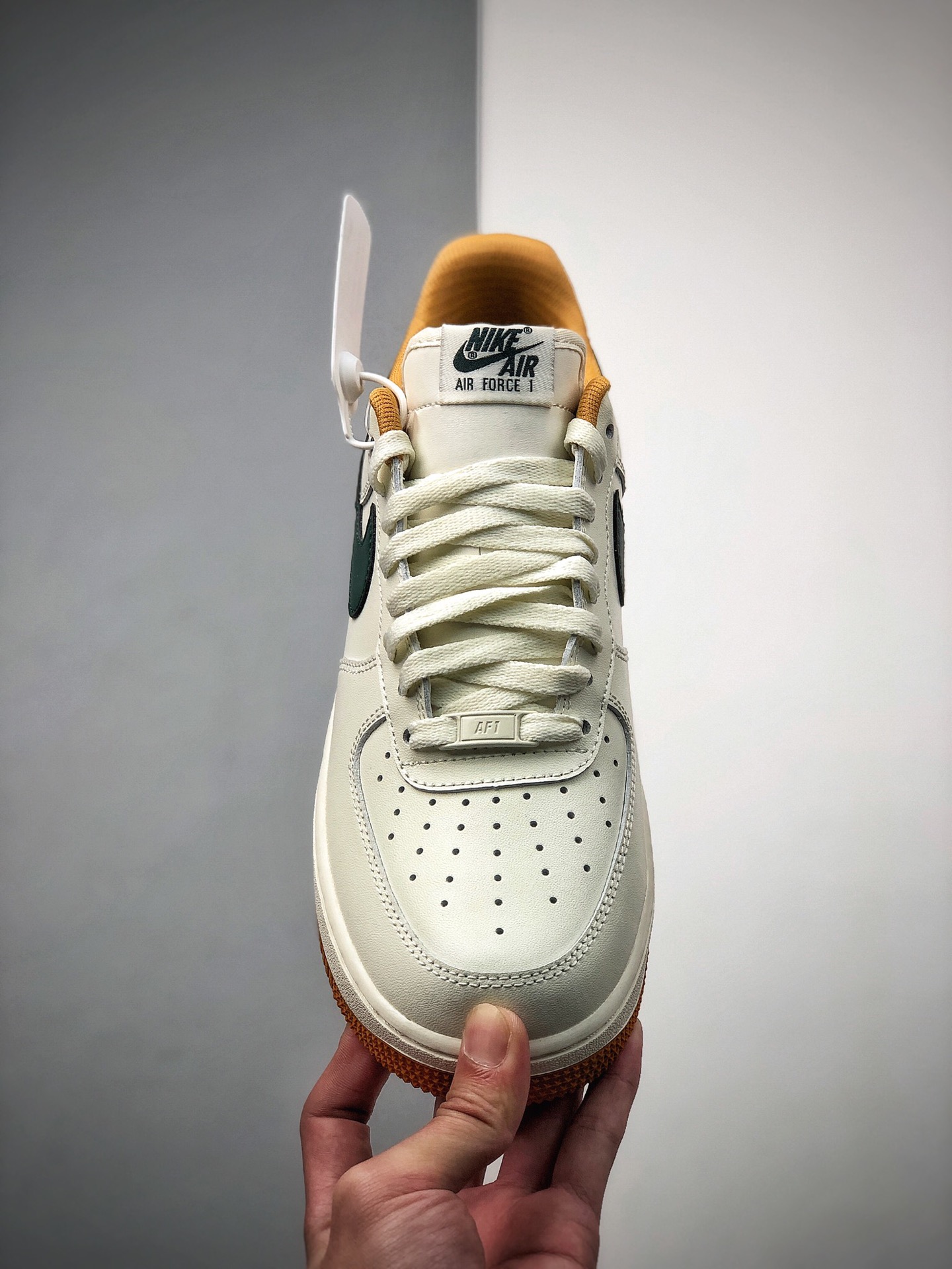200 Nike 空军一号运动休闲板鞋  货号：CJ6065-600