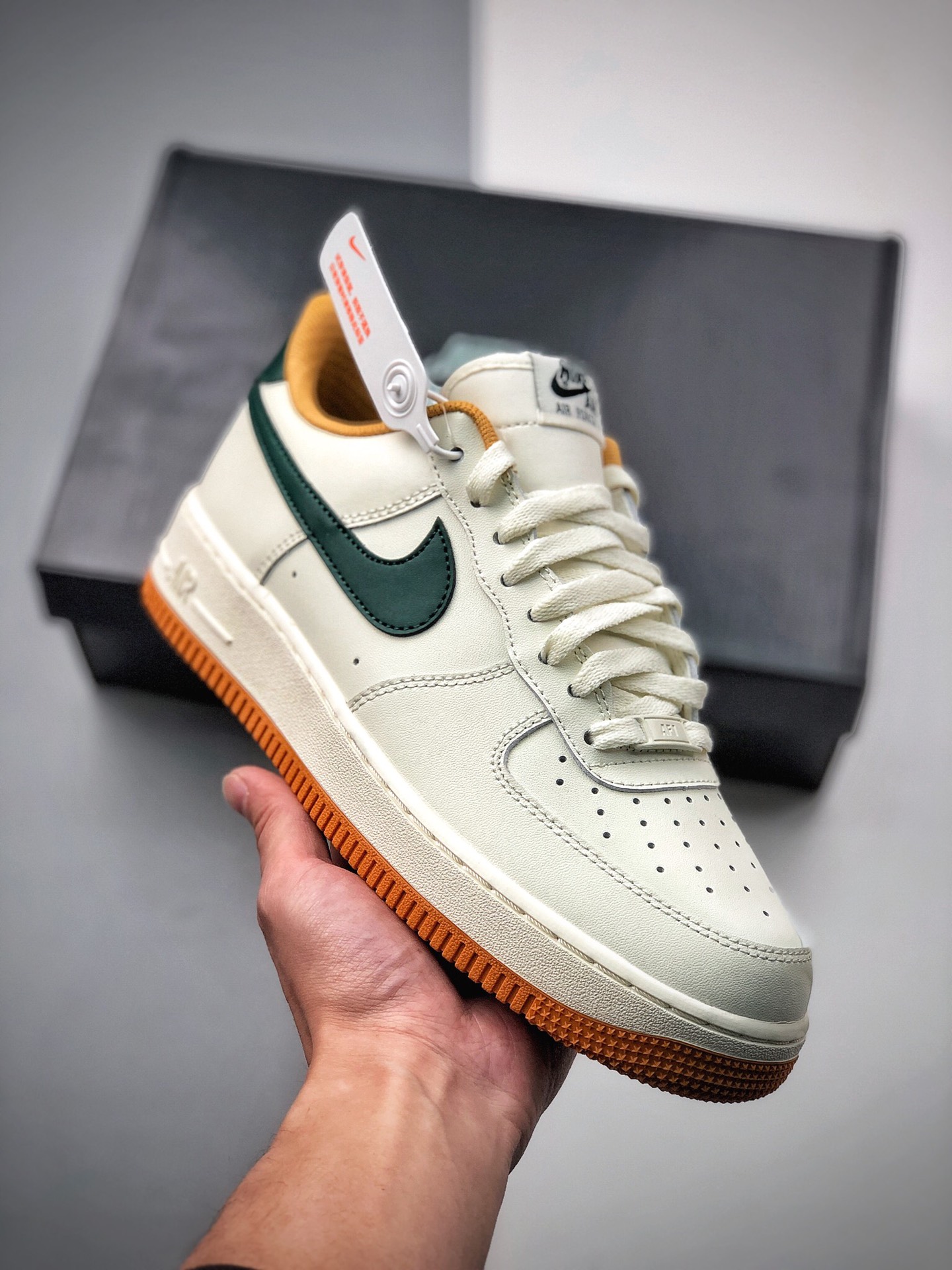 200 Nike 空军一号运动休闲板鞋  货号：CJ6065-600