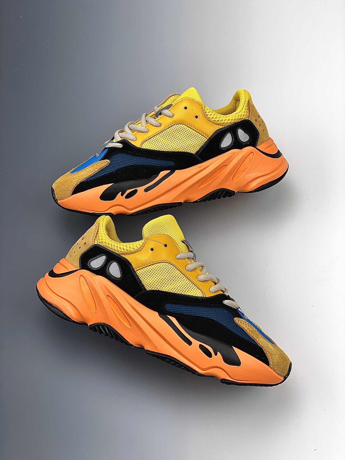 220 Adidas YEEZY 700 “椰子700复古老爹鞋。延续了老爹鞋粗犷风格与复古廓形FW2496