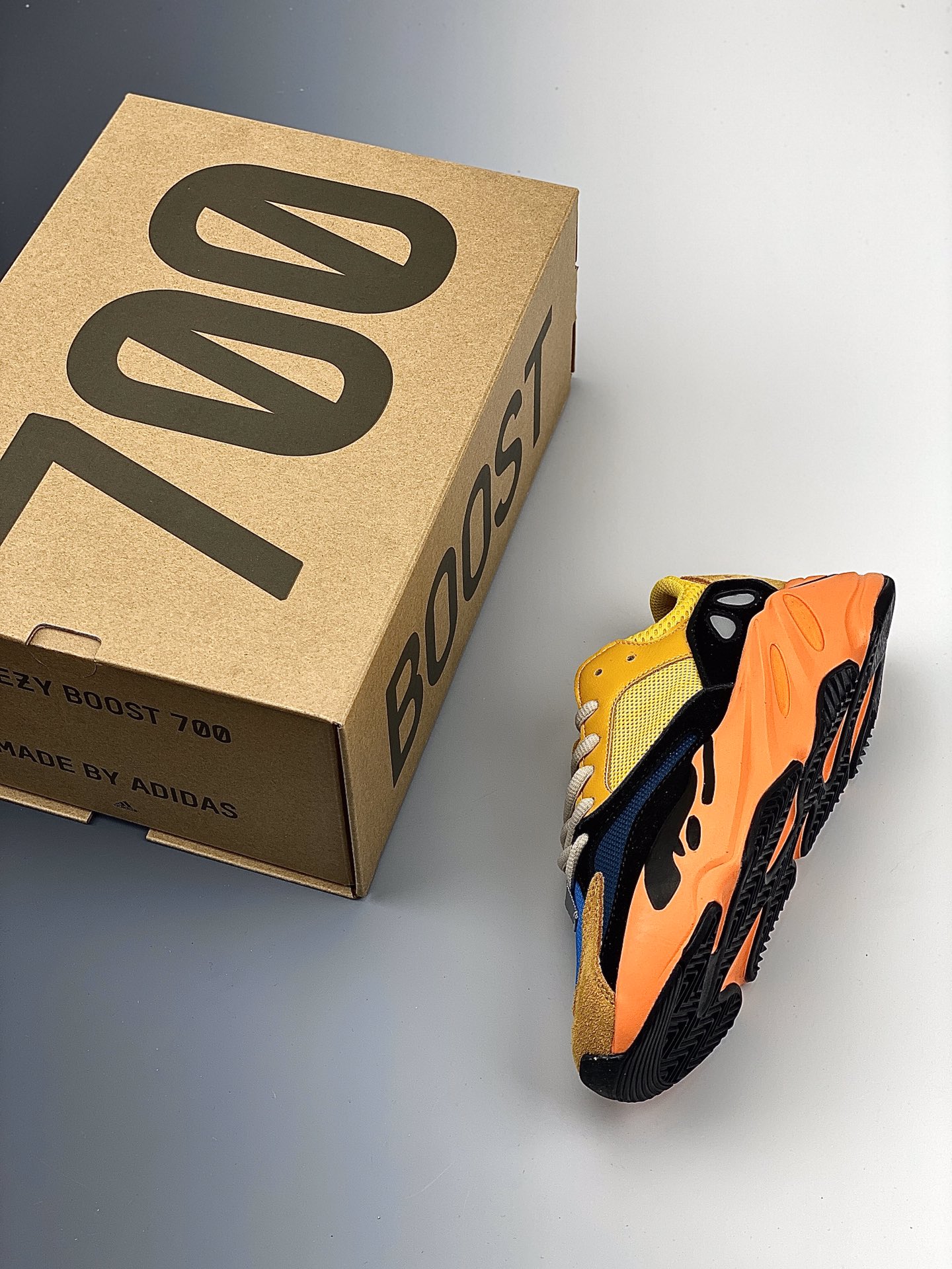 220 Adidas YEEZY 700 “椰子700复古老爹鞋。延续了老爹鞋粗犷风格与复古廓形FW2496