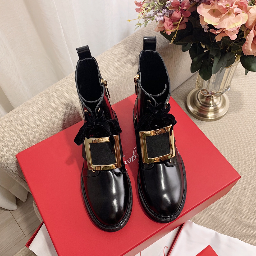Roger Vivier Viv' Podium 粗跟短靴 Viv' Choc饰扣 梯形跟 圆版羊绒/皱牛皮 气场全开