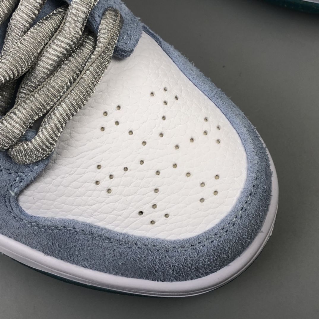 170 联乘传奇滑板艺术-家肖恩·克莱夫Sean Cliver x Nike SB Dunk Low Pro”White/Psychic Blue-Metallic Gold” 雾霾蓝白金钩水晶底 扣篮系列低帮休闲运动滑板板鞋 DC9936-100