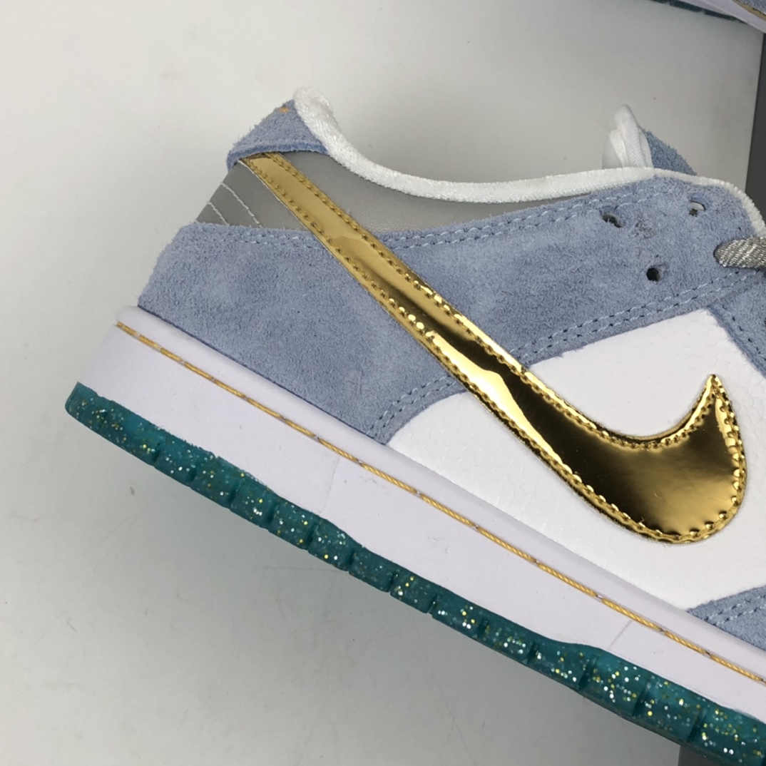 170 联乘传奇滑板艺术-家肖恩·克莱夫Sean Cliver x Nike SB Dunk Low Pro”White/Psychic Blue-Metallic Gold” 雾霾蓝白金钩水晶底 扣篮系列低帮休闲运动滑板板鞋 DC9936-100