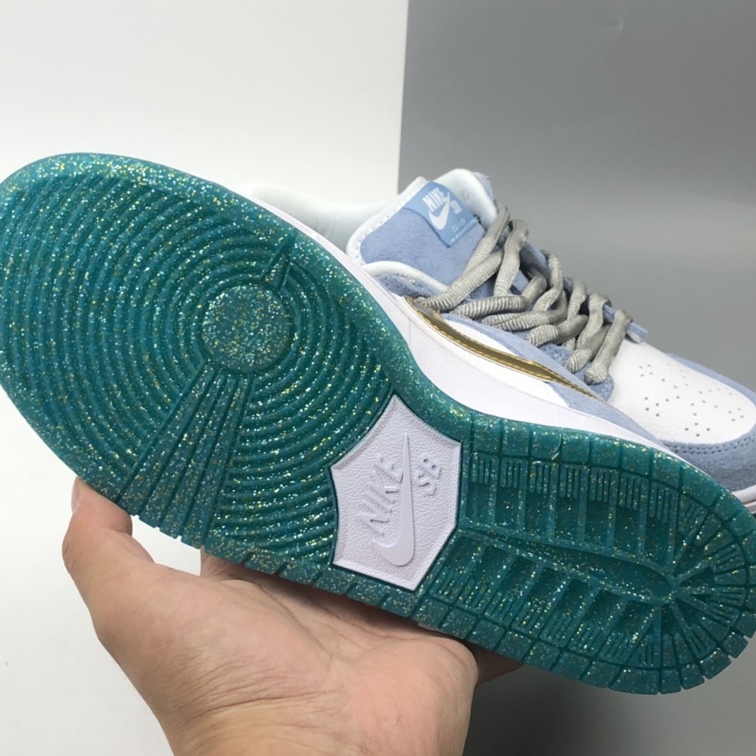 170 联乘传奇滑板艺术-家肖恩·克莱夫Sean Cliver x Nike SB Dunk Low Pro”White/Psychic Blue-Metallic Gold” 雾霾蓝白金钩水晶底 扣篮系列低帮休闲运动滑板板鞋 DC9936-100