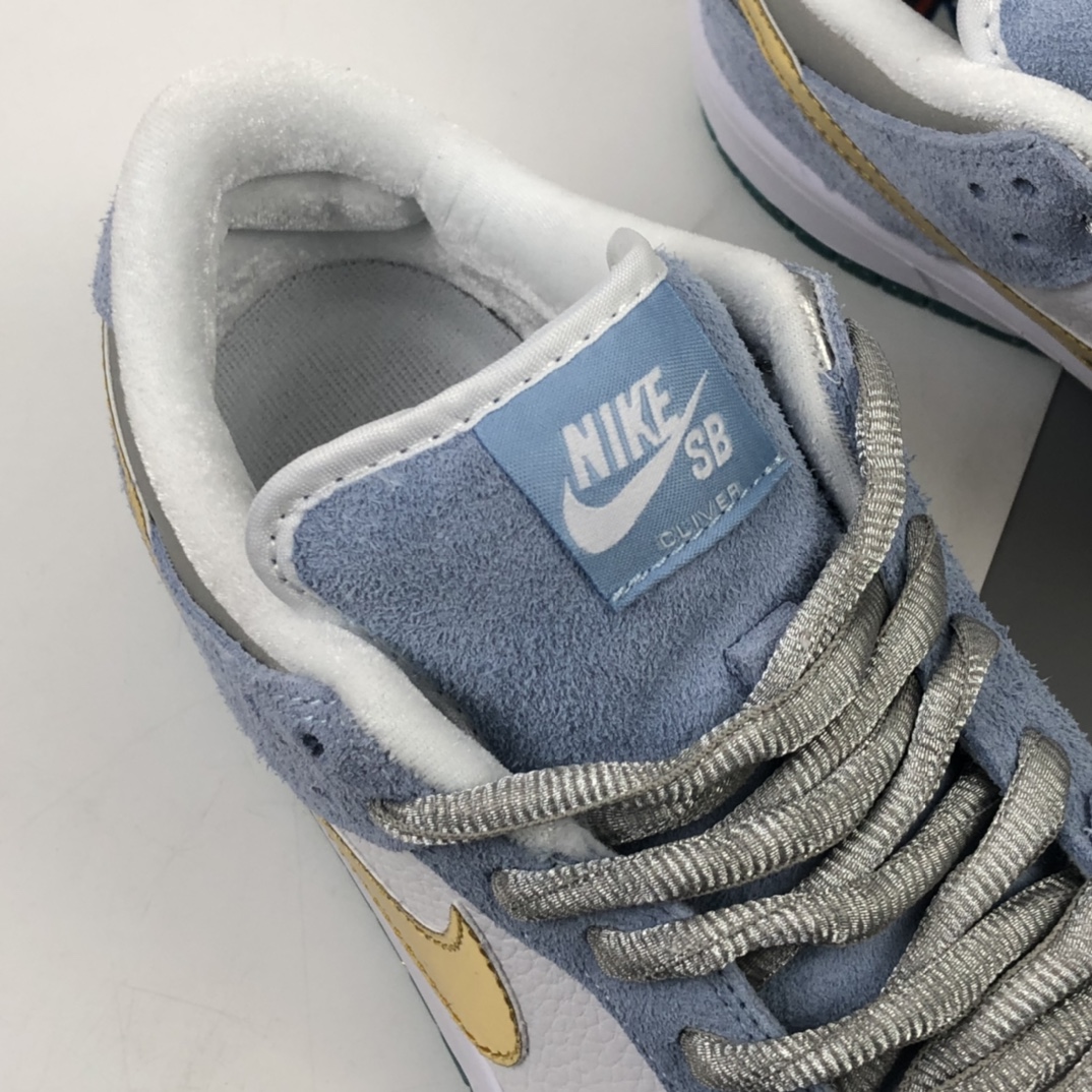 170 联乘传奇滑板艺术-家肖恩·克莱夫Sean Cliver x Nike SB Dunk Low Pro”White/Psychic Blue-Metallic Gold” 雾霾蓝白金钩水晶底 扣篮系列低帮休闲运动滑板板鞋 DC9936-100