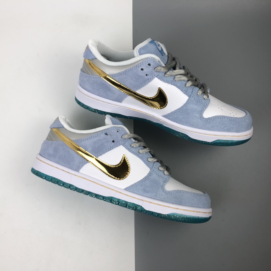 170 联乘传奇滑板艺术-家肖恩·克莱夫Sean Cliver x Nike SB Dunk Low Pro”White/Psychic Blue-Metallic Gold” 雾霾蓝白金钩水晶底 扣篮系列低帮休闲运动滑板板鞋 DC9936-100