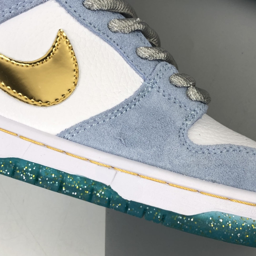 170 联乘传奇滑板艺术-家肖恩·克莱夫Sean Cliver x Nike SB Dunk Low Pro”White/Psychic Blue-Metallic Gold” 雾霾蓝白金钩水晶底 扣篮系列低帮休闲运动滑板板鞋 DC9936-100