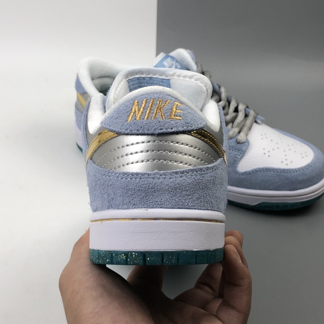 170 联乘传奇滑板艺术-家肖恩·克莱夫Sean Cliver x Nike SB Dunk Low Pro”White/Psychic Blue-Metallic Gold” 雾霾蓝白金钩水晶底 扣篮系列低帮休闲运动滑板板鞋 DC9936-100
