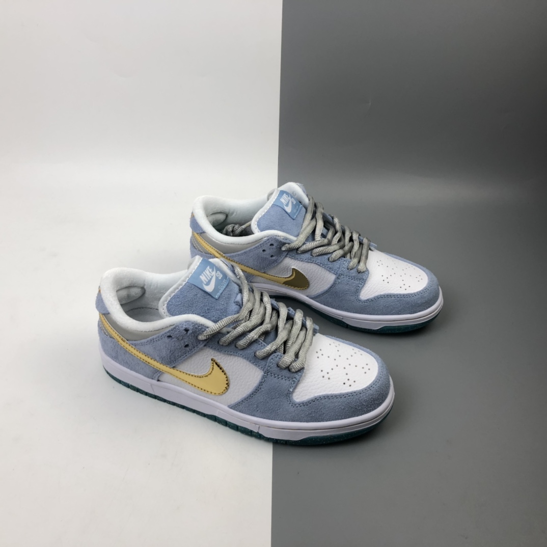170 联乘传奇滑板艺术-家肖恩·克莱夫Sean Cliver x Nike SB Dunk Low Pro”White/Psychic Blue-Metallic Gold” 雾霾蓝白金钩水晶底 扣篮系列低帮休闲运动滑板板鞋 DC9936-100