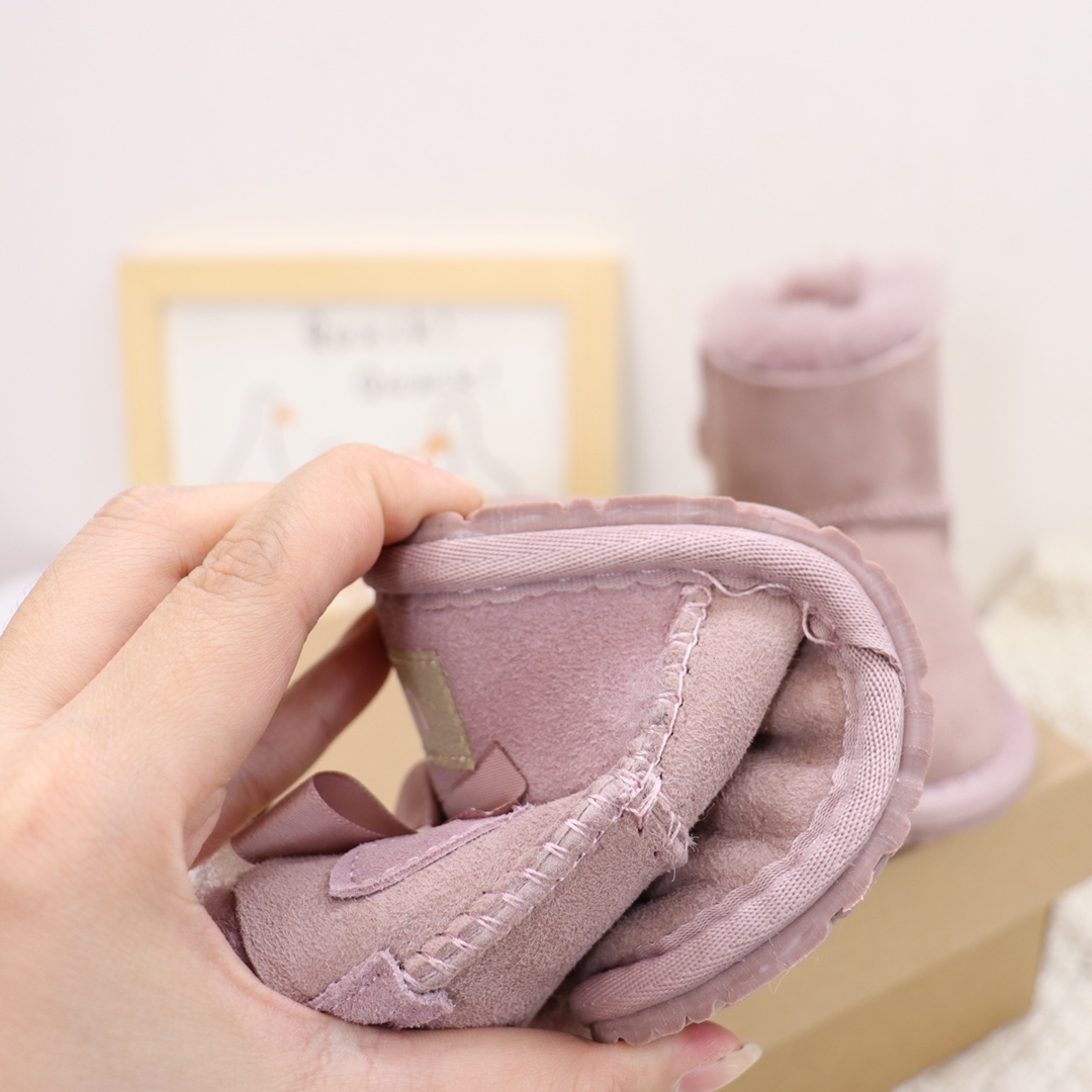 图片[9]-UGG皮毛一体蝴蝶结宝宝鞋雪地靴尺码15–20 此款是小童款.鞋底是薄的非常适合小宝宝💪 俏皮可爱的后蝴蝶结.和logo的完美结合.可爱甜美📣 是羊皮毛一体，真羊毛.软橡胶防滑底轻便舒适👍…-选品中心