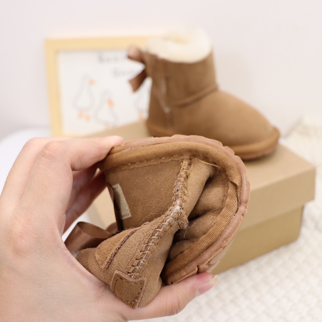 图片[8]-UGG皮毛一体蝴蝶结宝宝鞋雪地靴尺码15–20 此款是小童款.鞋底是薄的非常适合小宝宝💪 俏皮可爱的后蝴蝶结.和logo的完美结合.可爱甜美📣 是羊皮毛一体，真羊毛.软橡胶防滑底轻便舒适👍…-选品中心