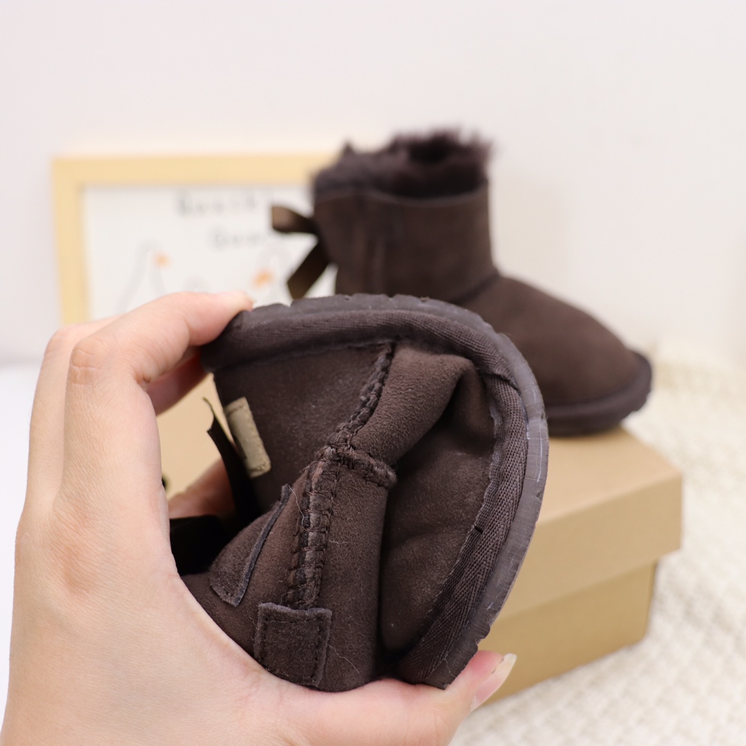 图片[9]-UGG皮毛一体蝴蝶结宝宝鞋雪地靴尺码15–20 此款是小童款.鞋底是薄的非常适合小宝宝💪 俏皮可爱的后蝴蝶结.和logo的完美结合.可爱甜美📣 是羊皮毛一体，真羊毛.软橡胶防滑底轻便舒适👍…-选品中心