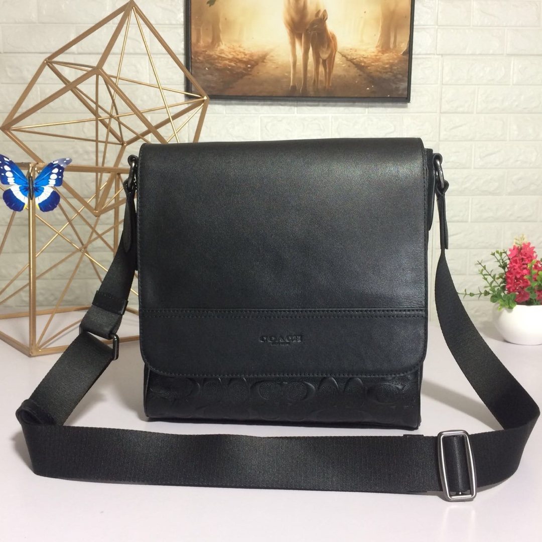 Coach 新款C家男士翻盖单肩斜挎包 男士飞行员包F73340 头层牛皮配 C纹款 包型车线手工都一流 可单肩 斜挎的哦 简单出行男士的常用品都能装下