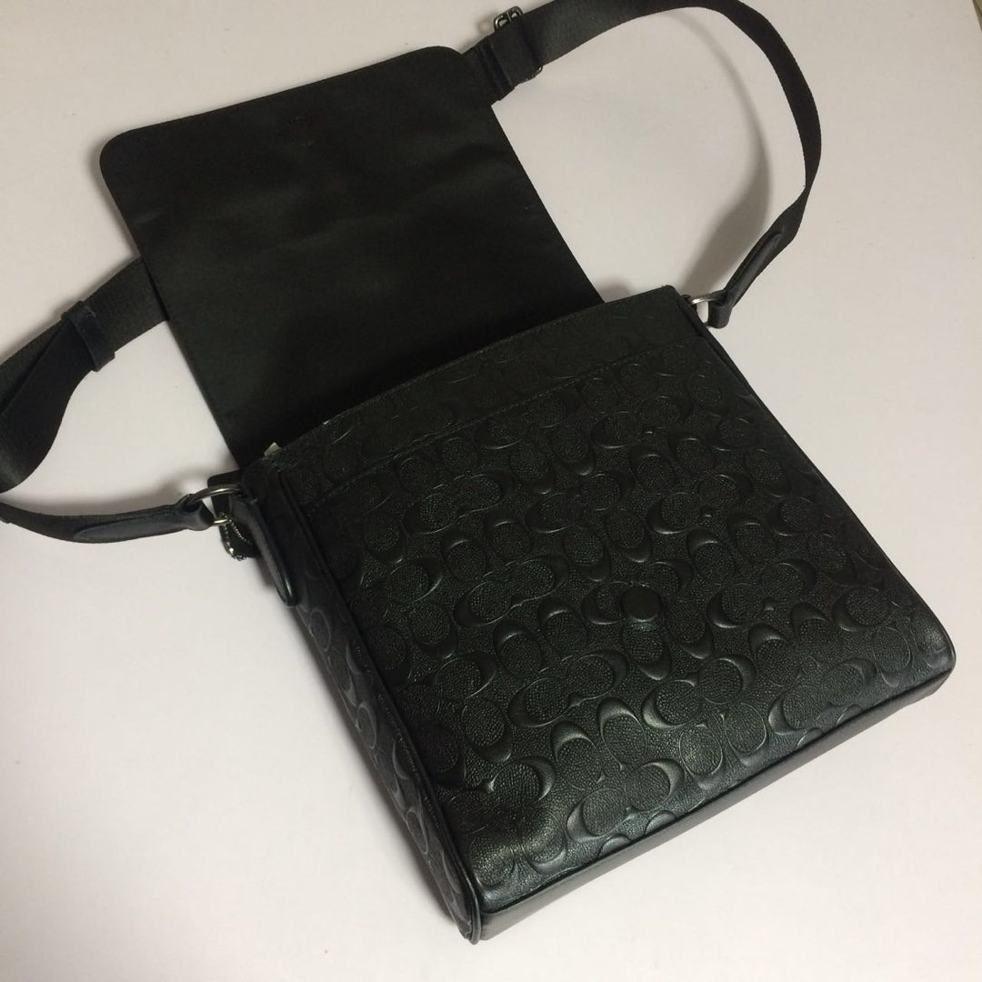 Coach 新款C家男士翻盖单肩斜挎包 男士飞行员包F73340 头层牛皮配 C纹款 包型车线手工都一流 可单肩 斜挎的哦 简单出行男士的常用品都能装下