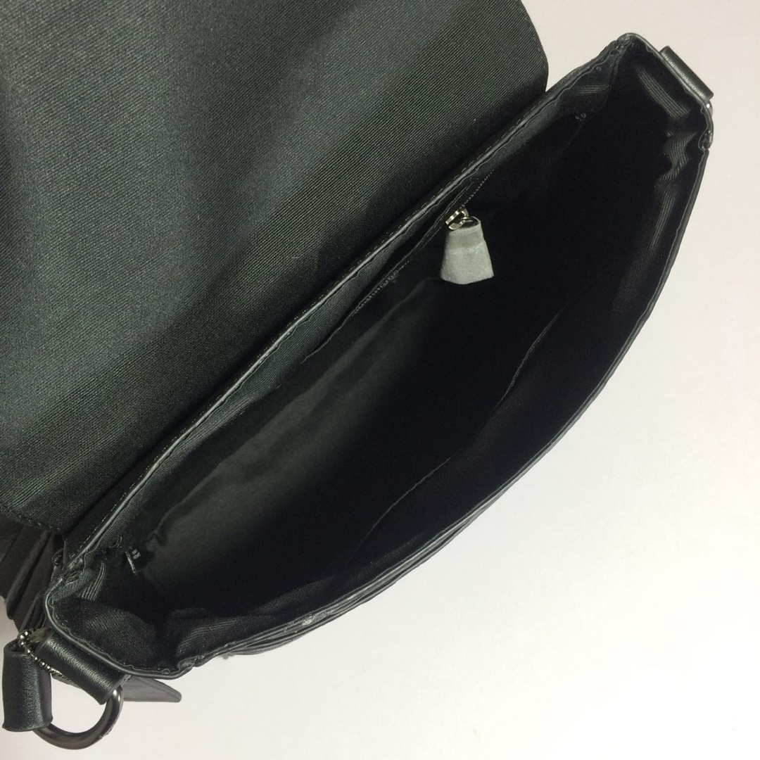 Coach 新款C家男士翻盖单肩斜挎包 男士飞行员包F73340 头层牛皮配 C纹款 包型车线手工都一流 可单肩 斜挎的哦 简单出行男士的常用品都能装下