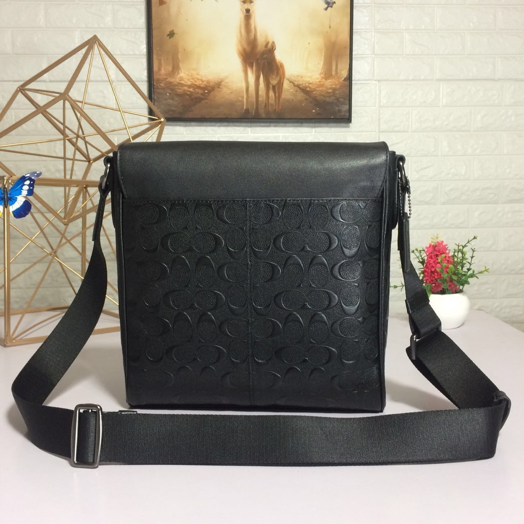 Coach 新款C家男士翻盖单肩斜挎包 男士飞行员包F73340 头层牛皮配 C纹款 包型车线手工都一流 可单肩 斜挎的哦 简单出行男士的常用品都能装下