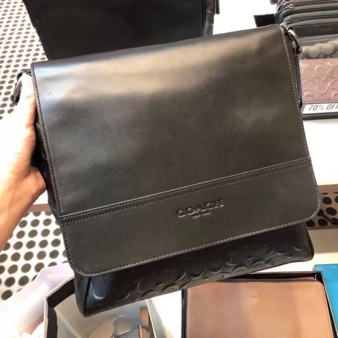 Coach 新款C家男士翻盖单肩斜挎包 男士飞行员包F73340 头层牛皮配 C纹款 包型车线手工都一流 可单肩 斜挎的哦 简单出行男士的常用品都能装下