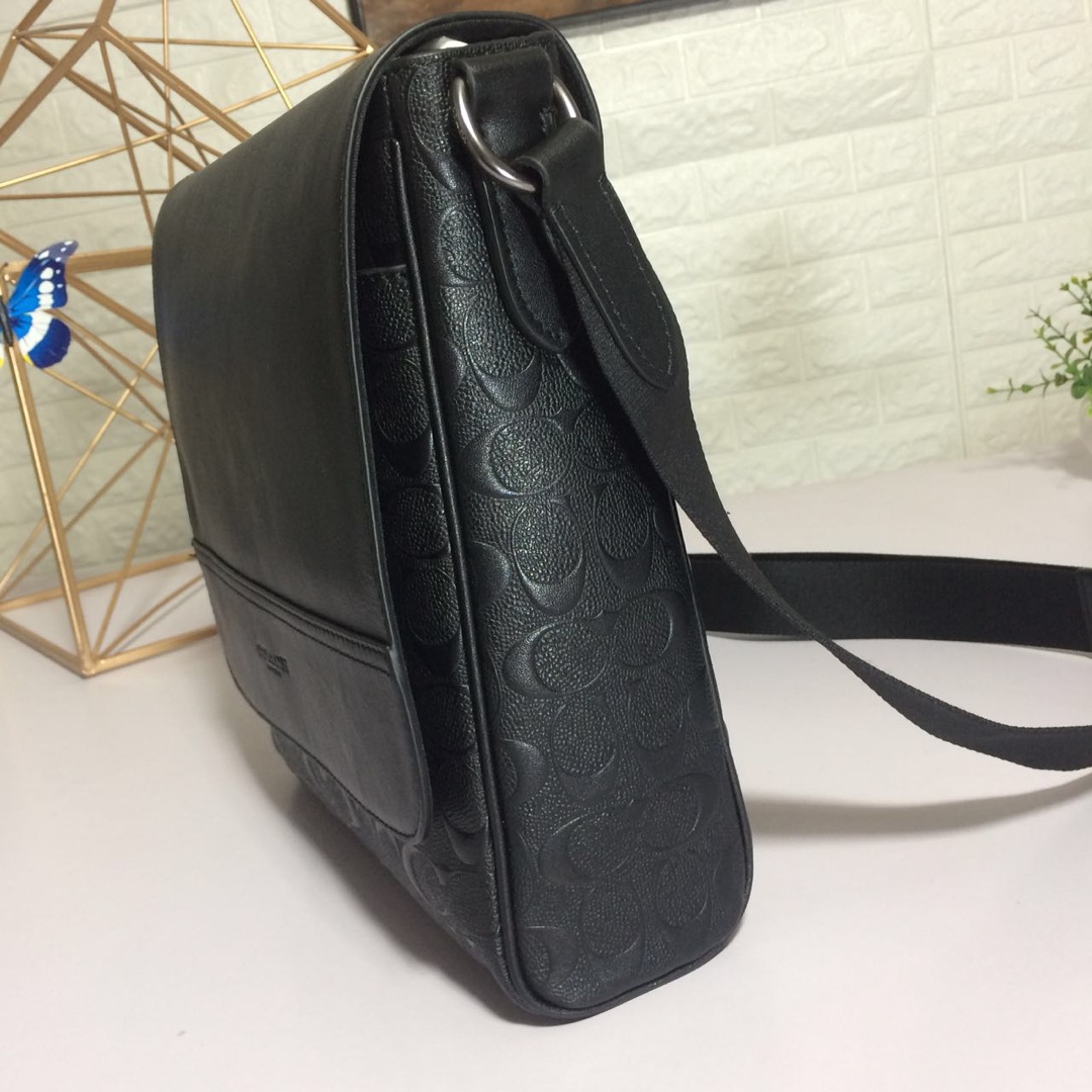 Coach 新款C家男士翻盖单肩斜挎包 男士飞行员包F73340 头层牛皮配 C纹款 包型车线手工都一流 可单肩 斜挎的哦 简单出行男士的常用品都能装下