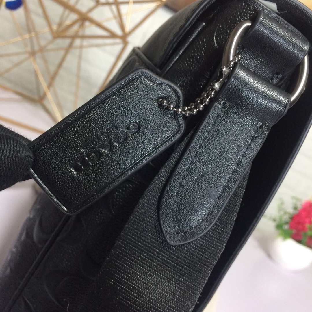 Coach 新款C家男士翻盖单肩斜挎包 男士飞行员包F73340 头层牛皮配 C纹款 包型车线手工都一流 可单肩 斜挎的哦 简单出行男士的常用品都能装下
