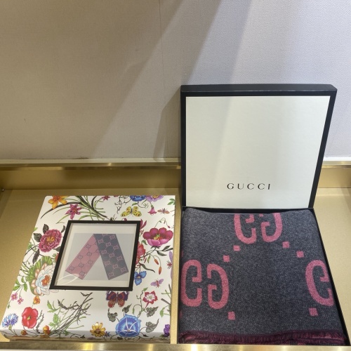 Écharpe Gucci en laine et soie avec motif losange et logo revisité, 35 x 190 cm 1 Écharpe Gucci en laine et soie avec motif losange et logo revisité, 35 x 190 cm